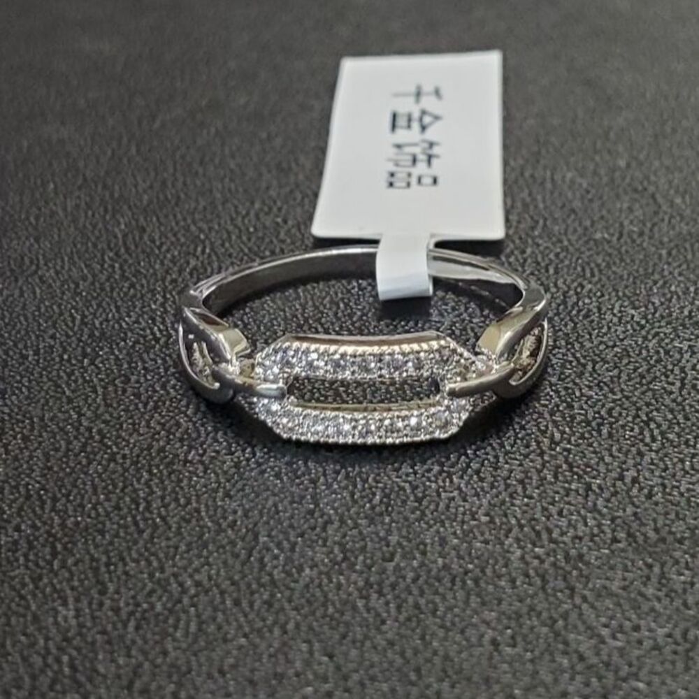 Silver tone sparkly rhinestone ring size 7.5